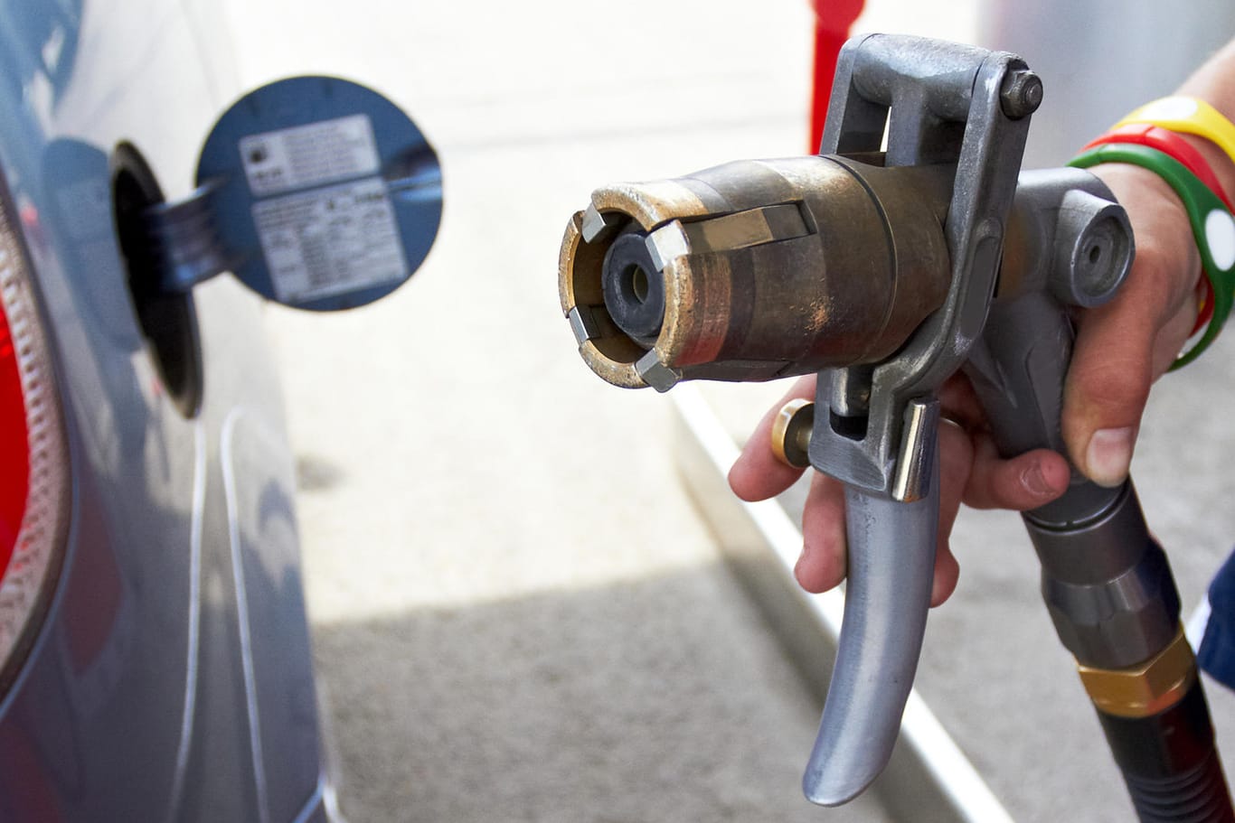 Tanken mit Gas: Die Kraftstoffe sind steuerbegünstigt und deshalb billiger als Benzin und Diesel.