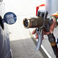Tanken mit Gas: Die Kraftstoffe sind steuerbegünstigt und deshalb billiger als Benzin und Diesel.