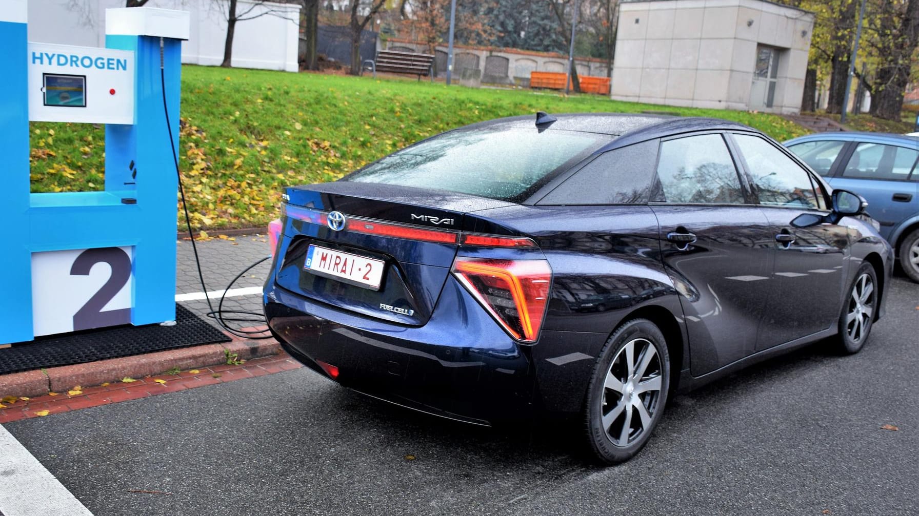 Toyota Mirai tankt Wasserstoff: Das Ganze ist in höchstens fünf Minuten erledigt – deutlich schneller als das Aufladen eines E-Autos.