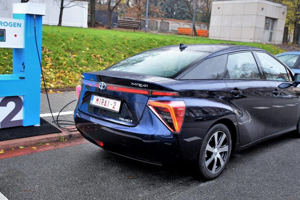 Toyota Mirai tankt Wasserstoff: Das Ganze ist in höchstens fünf Minuten erledigt – deutlich schneller als das Aufladen eines E-Autos.