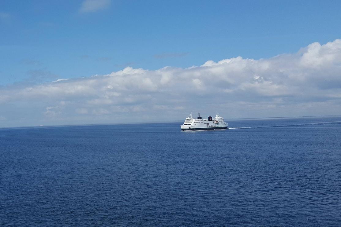 Eine Fähre auf der Ostsee: Zwei Menschen sind ins Meer gefallen und werden seither vermisst. (Symbolbild)