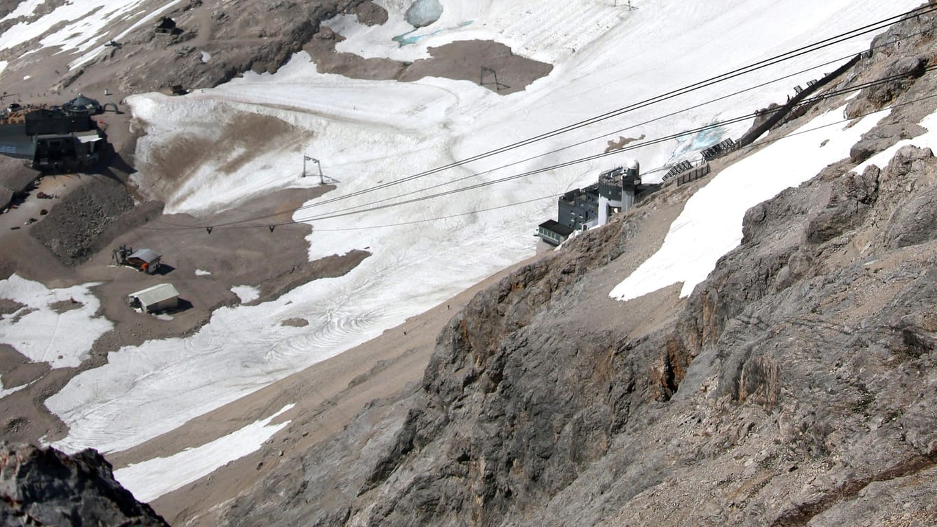 Der Schneefernergletscher und die Seilbahn, die das Zugspitzplatt mit der Gipfelstation verbindet: Hier stürzte ein Bergsteiger in den Tod. (Archivbild)