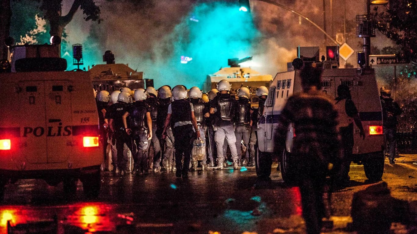 Die Polizei rückt gegen die Gezi-Demonstranten in Istanbul vor.
