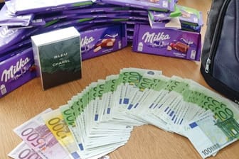 7.700 Euro und 30 Tafel Schokolade: Ein Passagier hat seinen Rucksack in einem ICE vergessen.