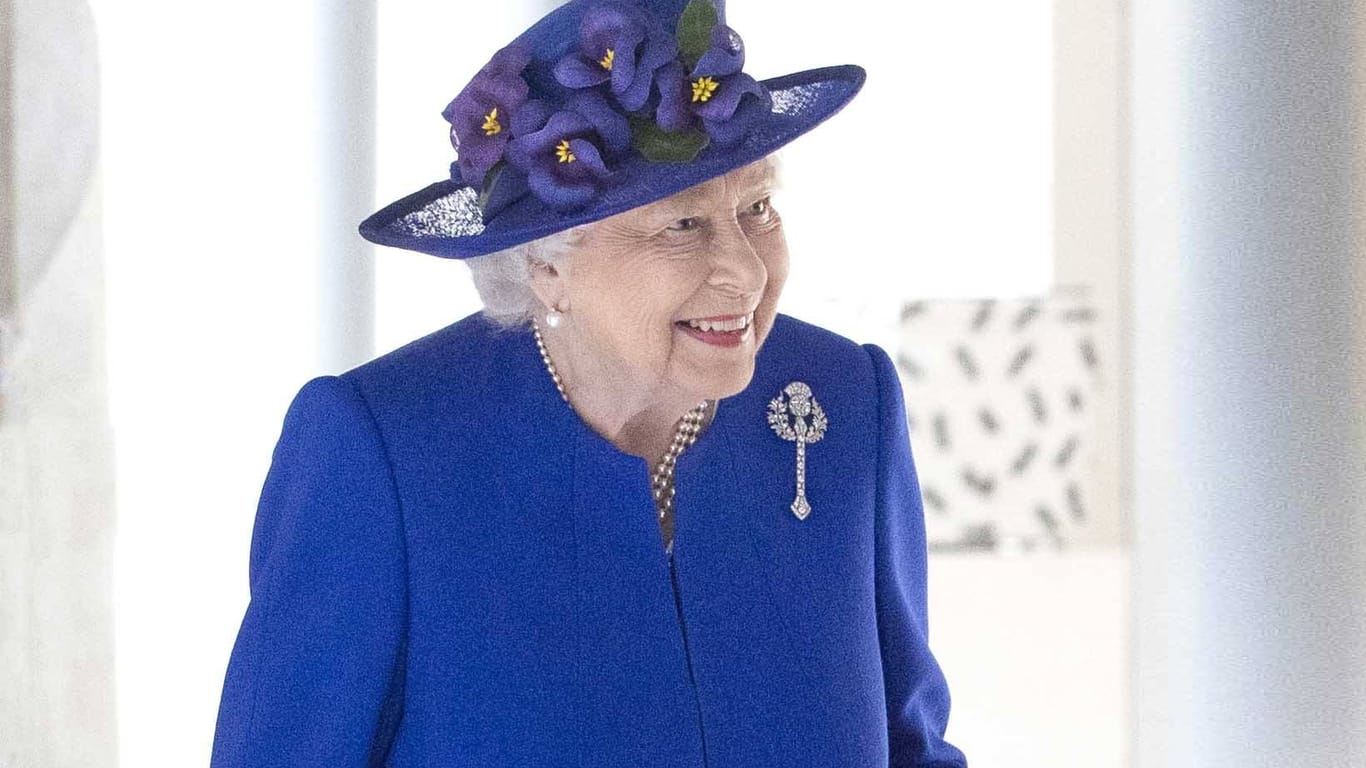 Königin Elizabeth II.: Die Queen besitzt eine ganze Etage nur für ihre Kleider.