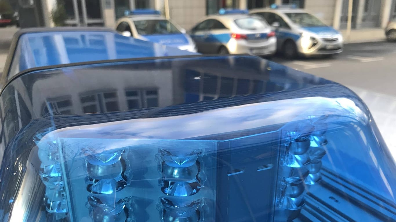 Einsatzwagen der Polizei: Drei Männer sind in Berlin aneinander geraten. (Symbolbild)