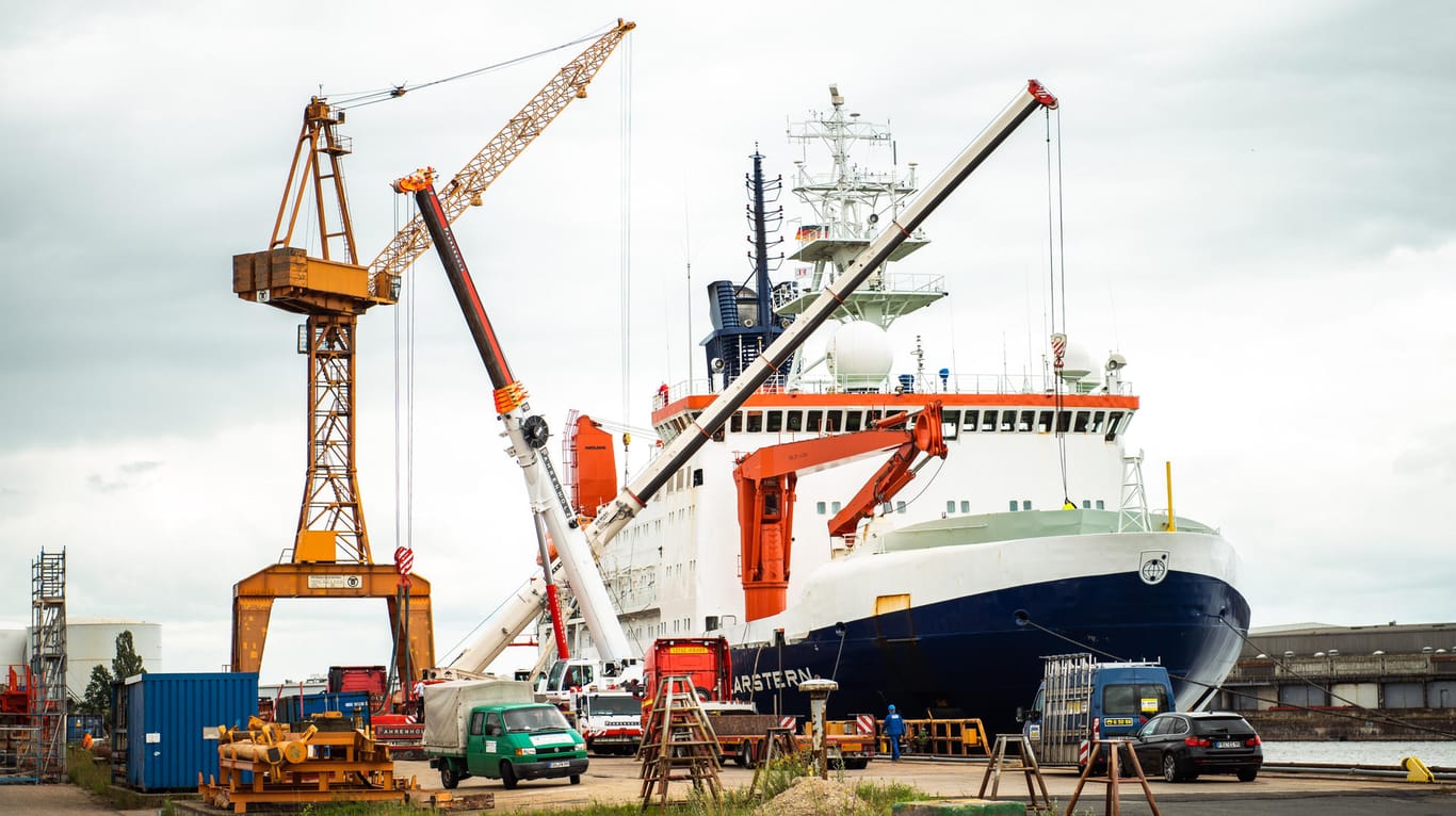 Der Polarstern in Bremerhaven: Wissenschaftler lassen sich ein Jahr lang mit dem Forschungsschiff im Packeis der zentralen Arktis einfrieren.