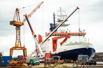 Der Polarstern in Bremerhaven: Wissenschaftler lassen sich ein Jahr lang mit dem Forschungsschiff im Packeis der zentralen Arktis einfrieren.