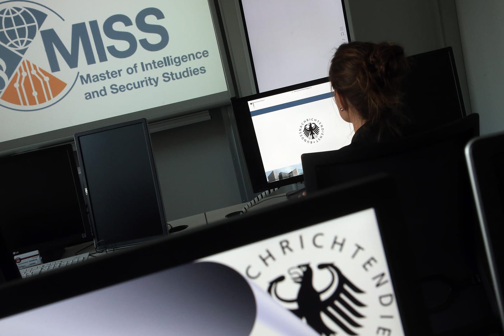 Luisa W. sitzt in der Zentrale des BND : Sie studiert im Masterstudiengang "Intelligence and Security Studies".