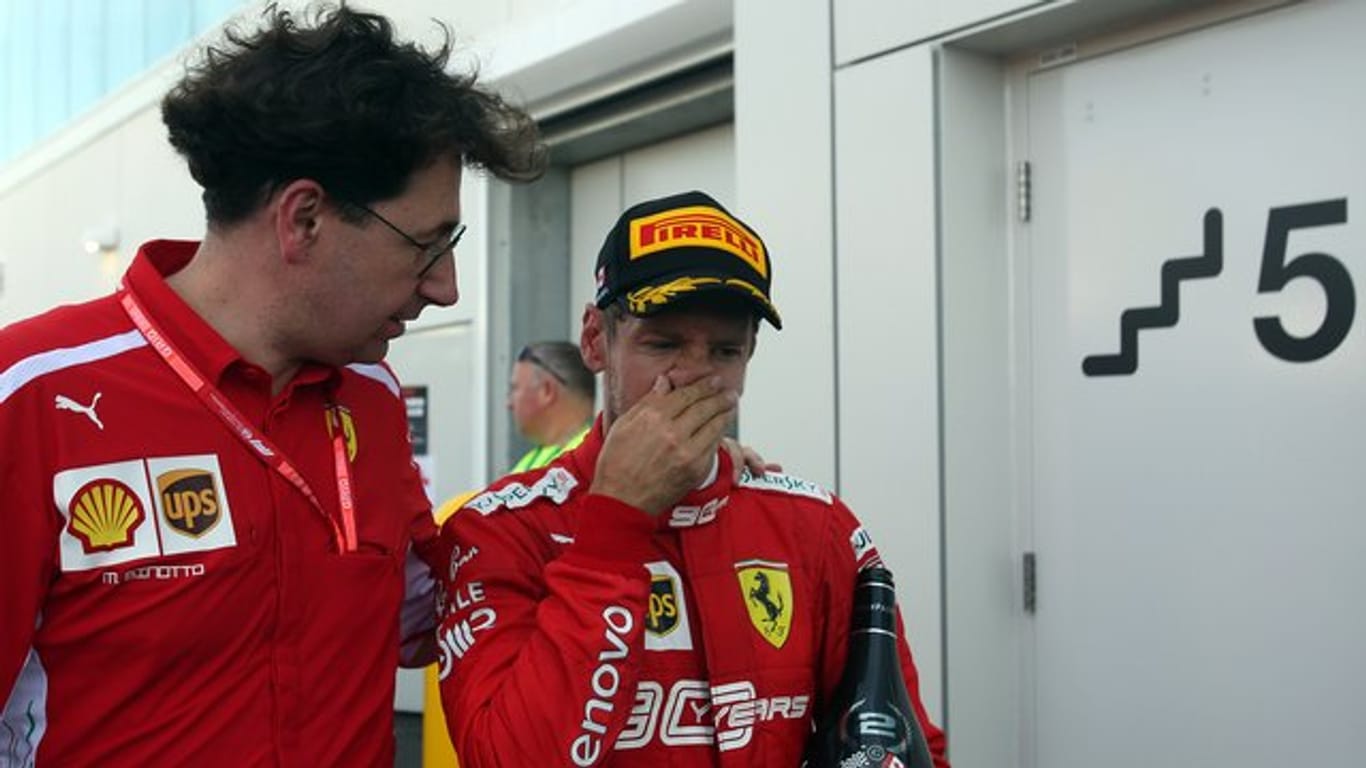 Stärkt Sebastian Vettel (r) den Rücken: Ferrari-Teamchef Mattia Binotto.