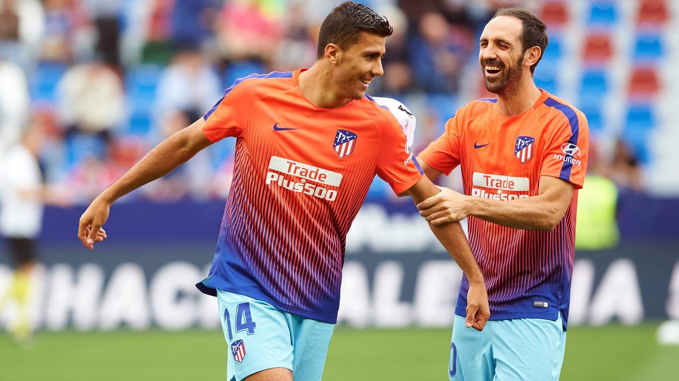 Rodrigo (l.) mit Juanfran: Nach nur einer Saison könnte er Atlético schon wieder verlassen.
