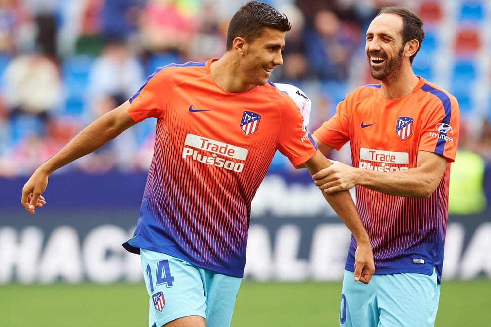 Rodrigo (l.) mit Juanfran: Nach nur einer Saison könnte er Atlético schon wieder verlassen.