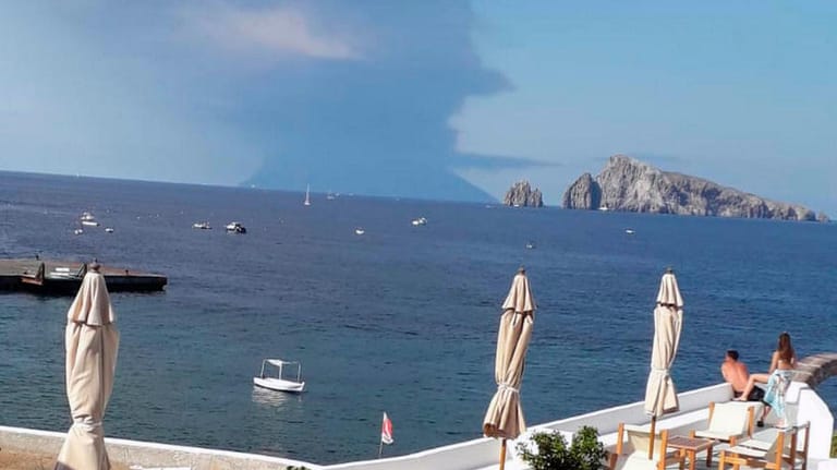Rauchschwaden steigen vom Vulkan Stromboli auf: Touristen werden mit Booten von der Insel gebracht.