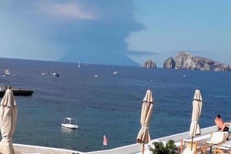 Rauchschwaden steigen vom Vulkan Stromboli auf: Touristen werden mit Booten von der Insel gebracht.