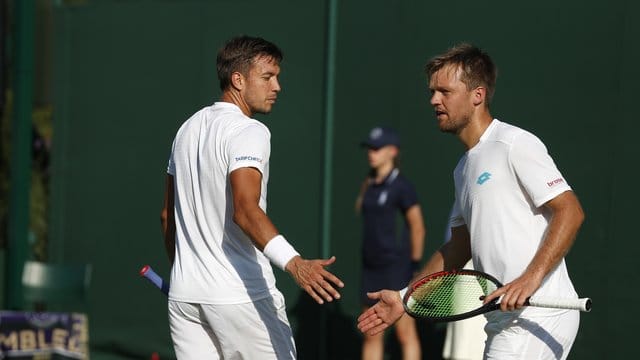 Müssen in Wimbledon bereits wieder abreisen: Kevin Krawietz (r) und Andreas Mies. Müssen in Wimbledon bereits wieder abreisen: Kevin Krawietz (r) und Andreas Mies.