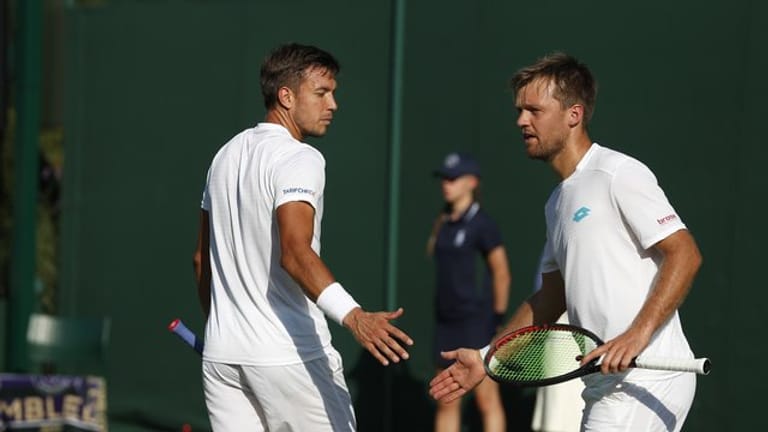 Müssen in Wimbledon bereits wieder abreisen: Kevin Krawietz (r) und Andreas Mies.
