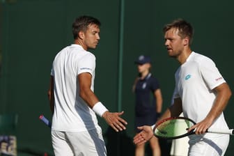 Müssen in Wimbledon bereits wieder abreisen: Kevin Krawietz (r) und Andreas Mies.