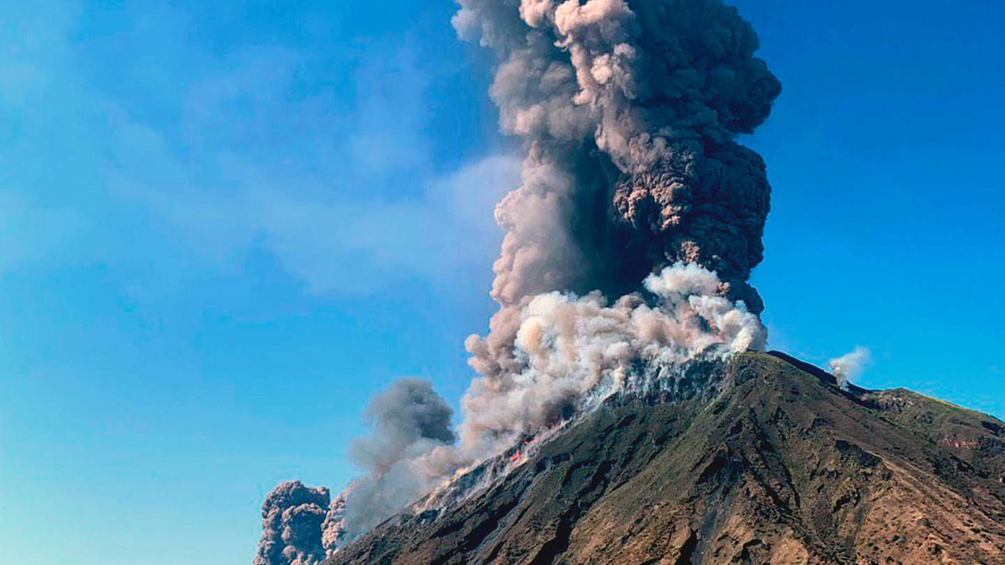 Riesige Rauchwolke am Stromboli vor Sizilien: Der Ausbruch überraschte Touristen und Einwohner.