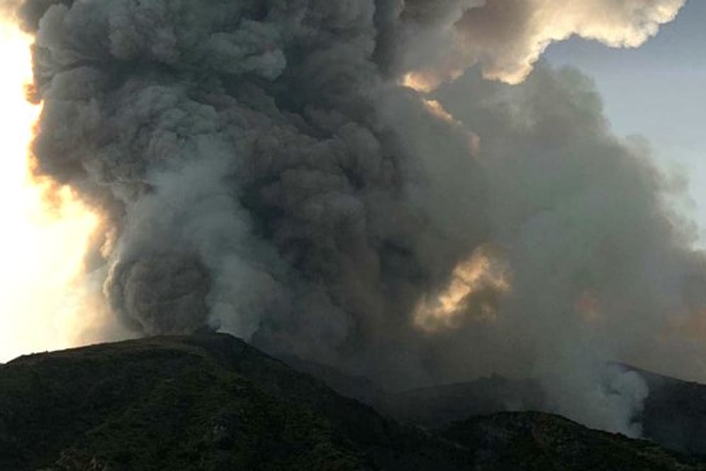 Ein heftiger Ausbruch des Vulkans Stromboli in Italien hat einen Menschen das Leben gekostet.
