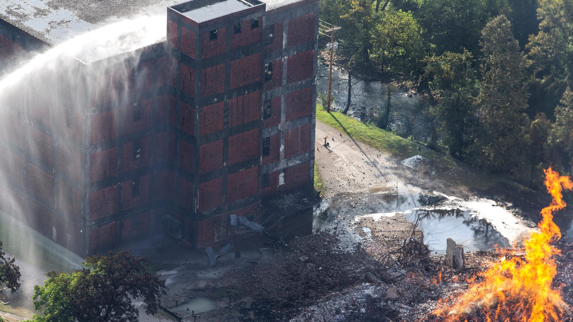 USA, Kentucky: Flammen und Feuer steigen aus einem Lagerhaus vom Whisky-Hersteller Jim Beam auf. USA, Kentucky: Flammen und Feuer steigen aus einem Lagerhaus vom Whisky-Hersteller Jim Beam auf.
