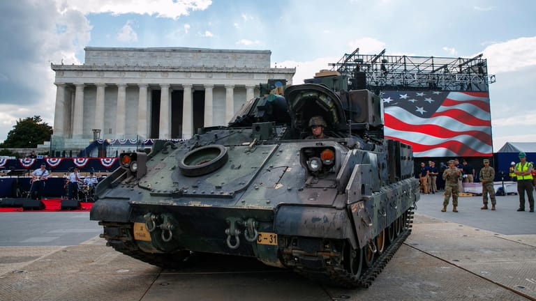 Bradley-Panzer vor dem Lincoln Memorial: Trump will von Militär eingerahmt sein