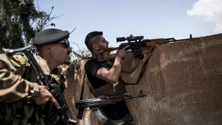 Kämpfer der libyschen Regierung in Tripolis im Gefecht mit Truppen von General Haftar.