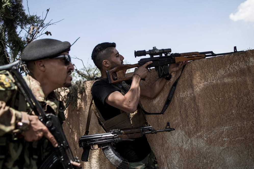 Kämpfer der libyschen Regierung in Tripolis im Gefecht mit Truppen von General Haftar.