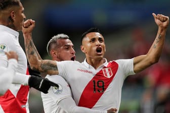 Copa América: Perus Victor Yotun feiert den Sieg seines Teams gegen Chile.
