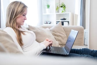 Frau nutzt einen Laptop: Mit einer Erweiterung können Sie beim Surfen Notizen machen – ohne den Browser zu verlassen.