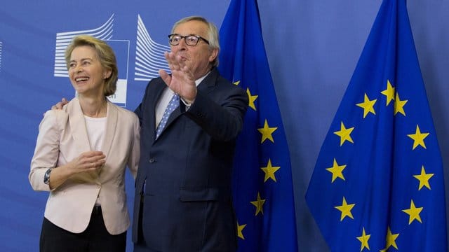 Ursula von der Leyen wird von Jean-Claude Juncker in der EU-Zentrale in Brüssel begrüßt. Ursula von der Leyen wird von Jean-Claude Juncker in der EU-Zentrale in Brüssel begrüßt.