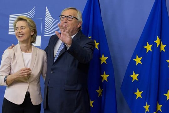 Ursula von der Leyen wird von Jean-Claude Juncker in der EU-Zentrale in Brüssel begrüßt.