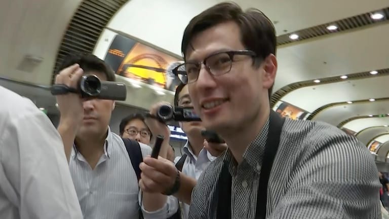 Alek Sigley am Flughafen in Peking: Der australische Student ist in Nordkorea aus der Haft entlassen worden.