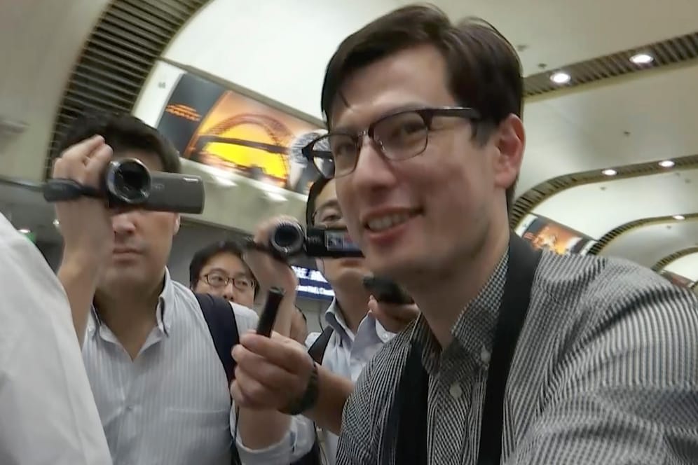 Alek Sigley am Flughafen in Peking: Der australische Student ist in Nordkorea aus der Haft entlassen worden.