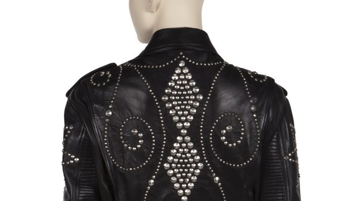 Eine mit Silbernieten besetzte Lederjacke von Versace, die Elizabeth Taylor in einer Talkshow trug.