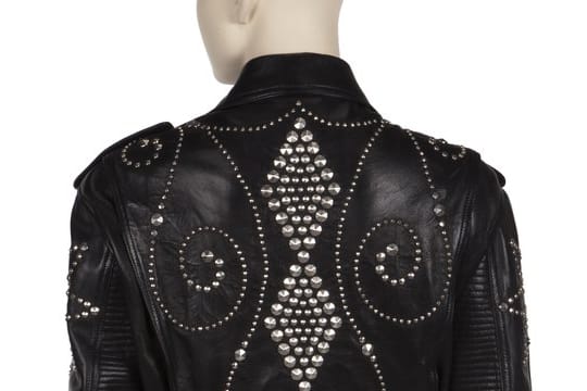 Eine mit Silbernieten besetzte Lederjacke von Versace, die Elizabeth Taylor in einer Talkshow trug.