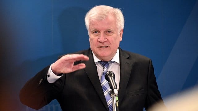 "Uns braucht niemand vorzuwerfen, dass wir eine inhumane Politik machen", sagt Seehofer.