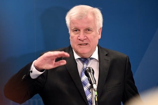 "Uns braucht niemand vorzuwerfen, dass wir eine inhumane Politik machen", sagt Seehofer.