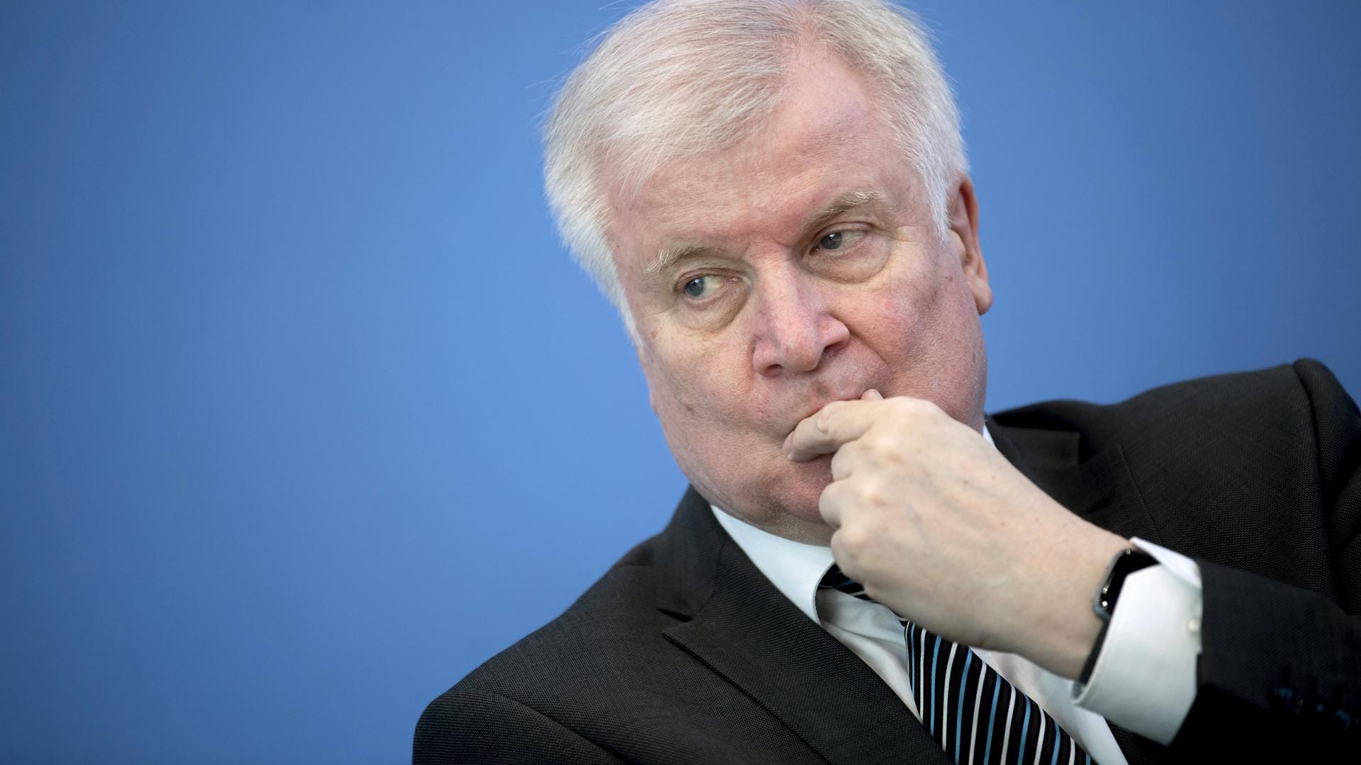 Horst Seehofer reagiert empört auf die Kritik an der Bundesregierung. Der eigentlich Skandal sei das Versagen der EU, sagte der deutsche Innenminister.