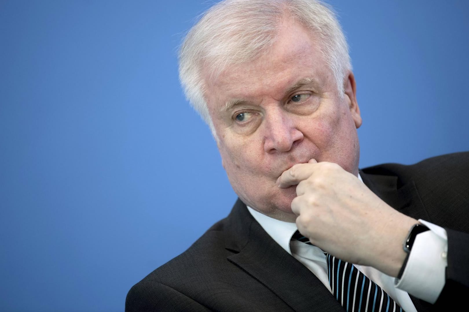 Horst Seehofer reagiert empört auf die Kritik an der Bundesregierung. Der eigentlich Skandal sei das Versagen der EU, sagte der deutsche Innenminister.