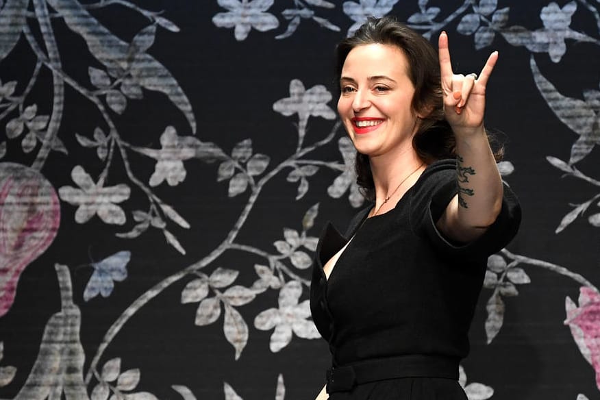 Designerin Lena Hoschek: Nach der Fashion Show wird sie umjubelt.