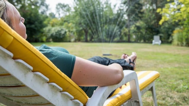 Gartenliegen sind der Sonne stark ausgesetzt.