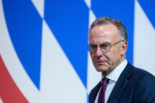 Bayern-Boss Karl-Heinz Rummenigge wies Kritik am Kaderumbau beim FC Bayern München zurück.