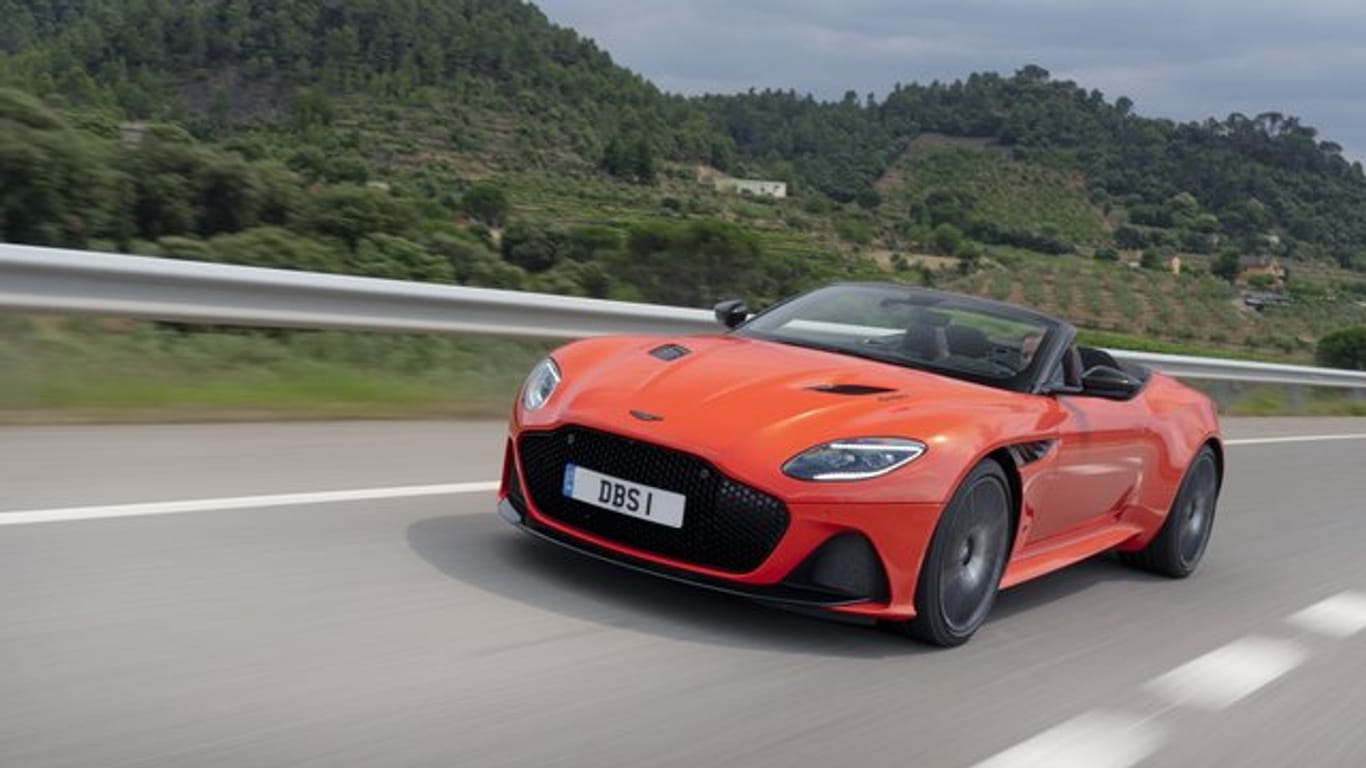 Offen für den Sport: Der Aston Martin DBS Superleggera Volante kann bis zu 340 km/h schnell werden.