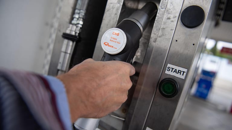 Ulrich Müller hält einen Zapfhahn einer Erdgas-Tanksäule: Der Autobesitzer recherchierte und stellte fest, dass Gas per se sparsamer und weniger schadstoffreich ist als Diesel oder Benzin.