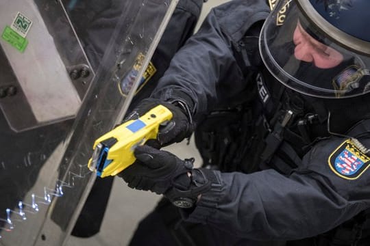 Training mit dem Taser bei der hessischen Polizei.