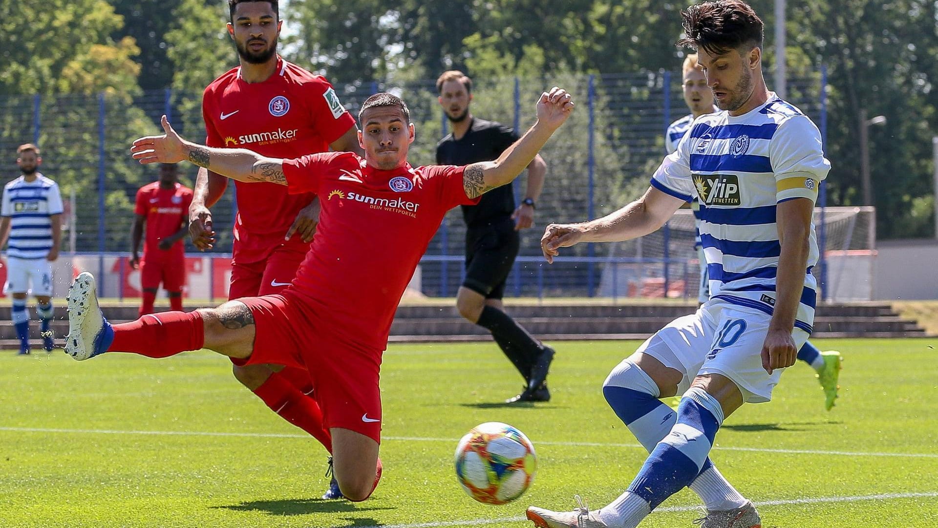 Noah Salau und Daniel Grebe vom WSV kämpfen beim Testspiel gegen den MSV Duisburg mit Moritz Stoppelkamp um den Ball.