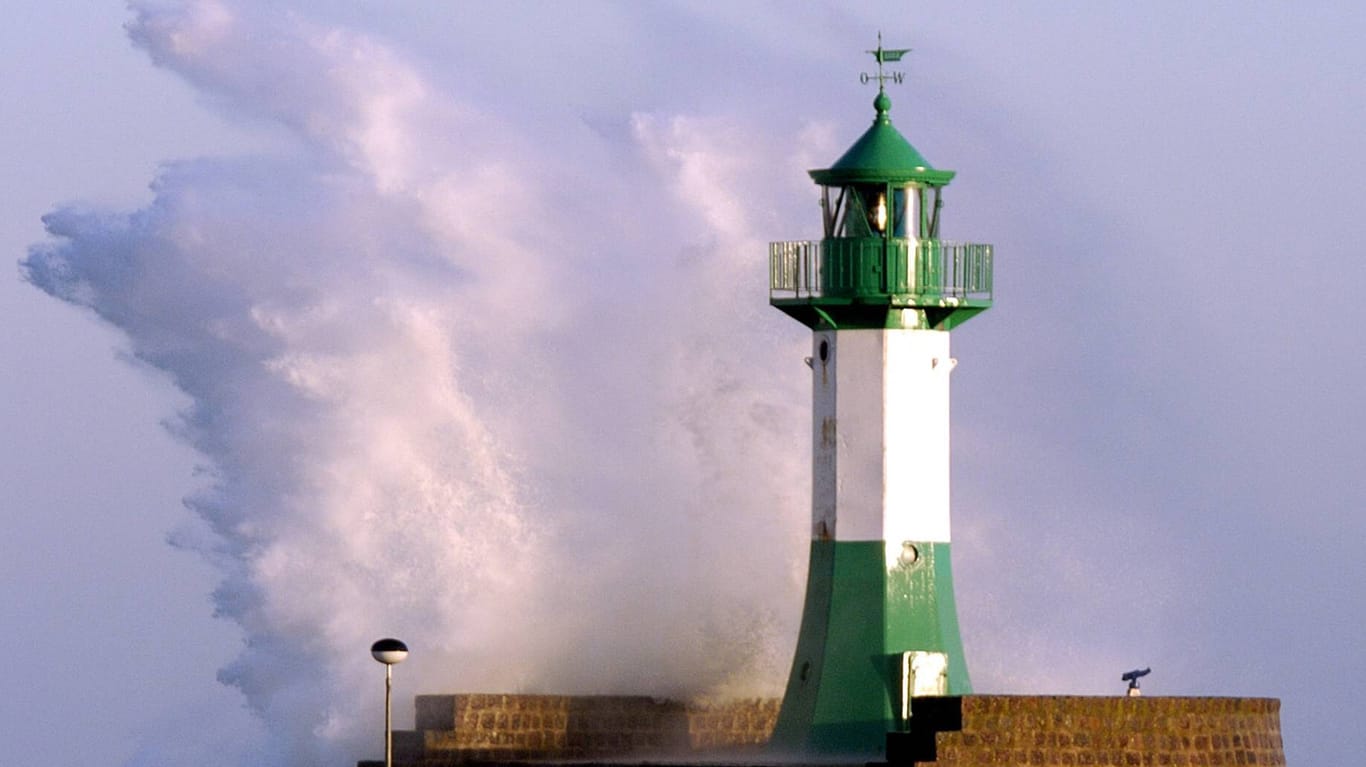 Ein Leuchtturm auf der Insel Rügen: Entlang der Küsten wird es in den kommenden Tagen stürmisch. An der Ostsee kommt es zu Sturmböen. Der Sommer macht eine Pause.