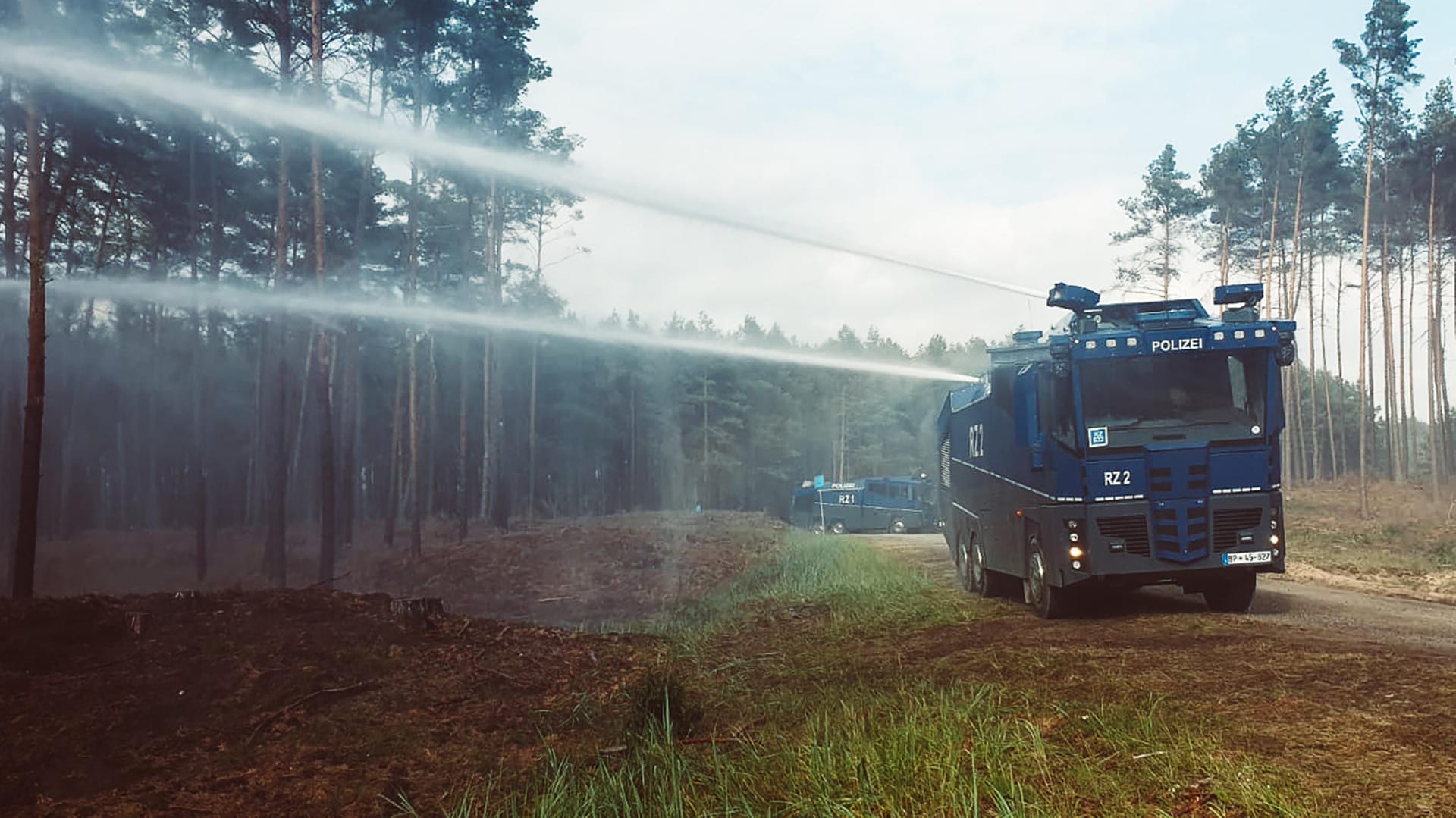 Ein Wasserwerfer der Bundespolizei ist beim Löscheinsatz: Der Waldbrand bedroht immer noch Dörfer in der Region.