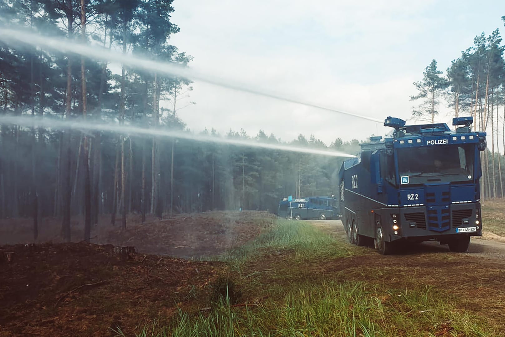 Ein Wasserwerfer der Bundespolizei ist beim Löscheinsatz: Der Waldbrand bedroht immer noch Dörfer in der Region.