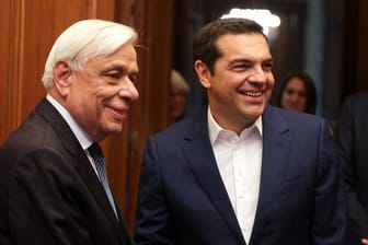 Nach seiner Niederlage bei den Europawahlen: Alexis Tsipras (r.